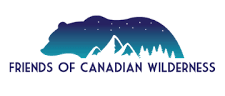 Le logo de Friends of Canadian Wilderness représente un ours, des montagnes et une forêt.qui inclus