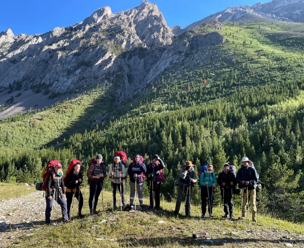 Groupe de personne en randonnée avec vue sur une montagne
