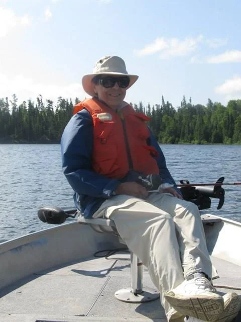 Susan Marrier, une championne de la SNAP, assise dans son bateau
