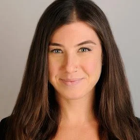 Photo de Anissa Stambouli, Directrice adjointe nationale des communications < la SNAP Canada