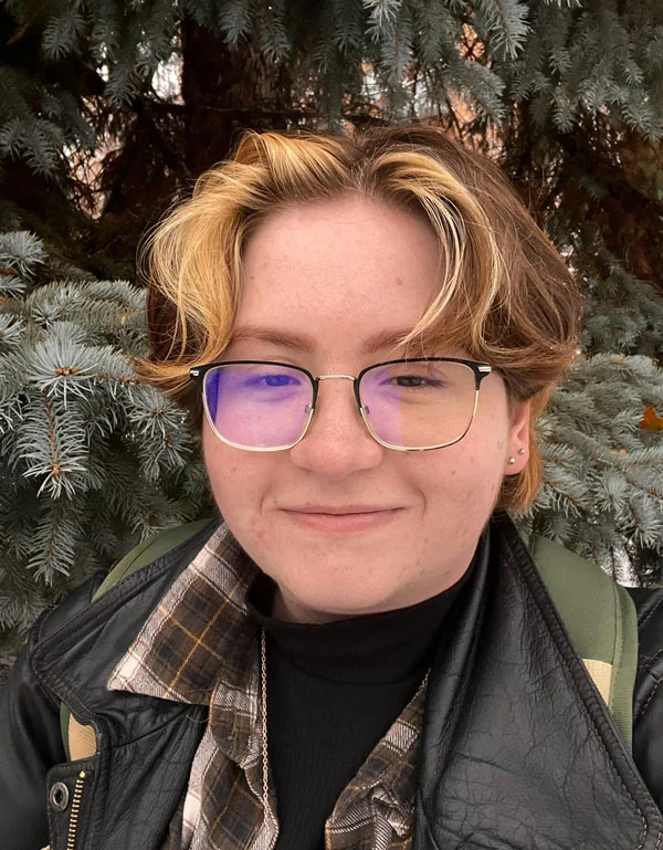 Photo de Lane Morling, travaillant à la coordination du traitement des dons et de la saisie des données à la SNAP Canada