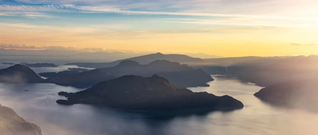 Vue aérienne des montagnes et îles de la côte ouest