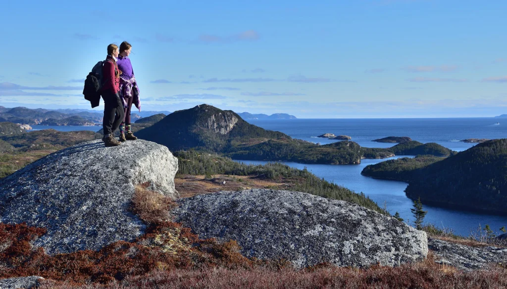 Deux femmes font de la randonnée près de Burgeo, à Terre-Neuve-et-Labrador.
