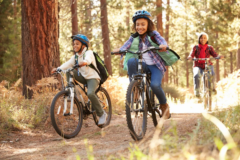 Famille faisant du vélo dans la nature